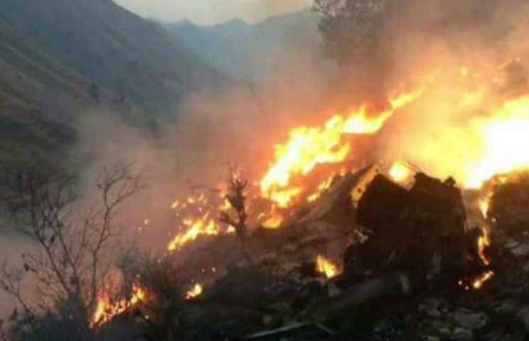 Пакистанский авиалайнер сгорел после пад…