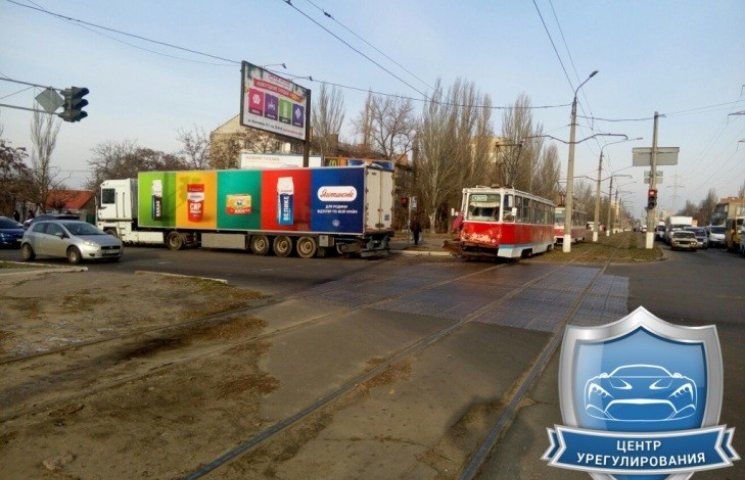 У Миколаєві трамвай не поділив дорогу з…