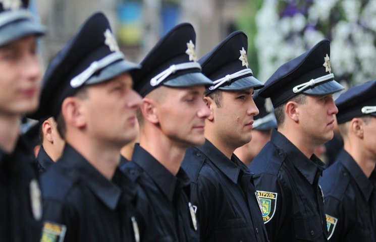 В Харькове на патрульного совершили воор…
