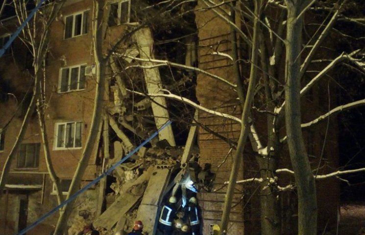 Из-под завалов в Чернигове спасатели дос…