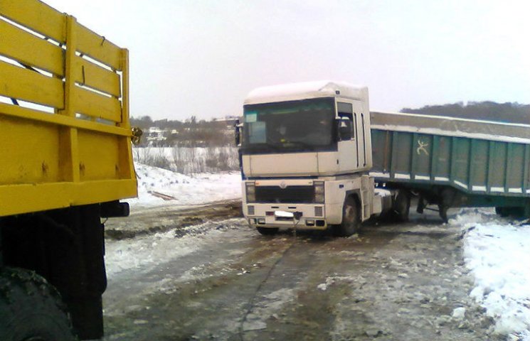 На Полтавщині через ожеледицю вантажівки…