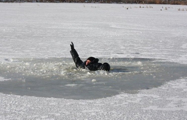В Сумах рыбак утонул в ледяной воде…