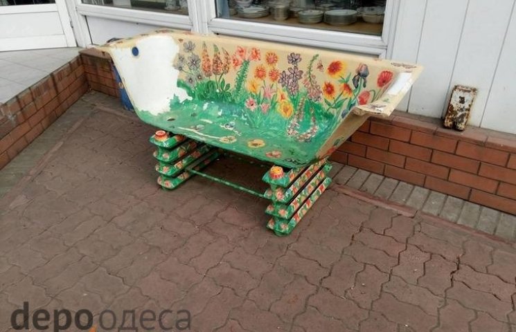 В Одессе на улице установили скамейку из…