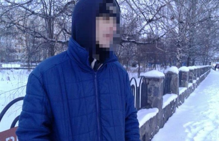 В Сумах мужчина средь белого дня на улиц…