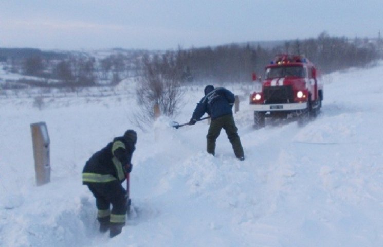 Харьковские спасатели вытащили из снежны…