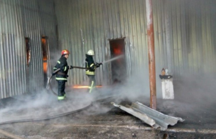 На Київщині палає ангар: Пожежа охопила…