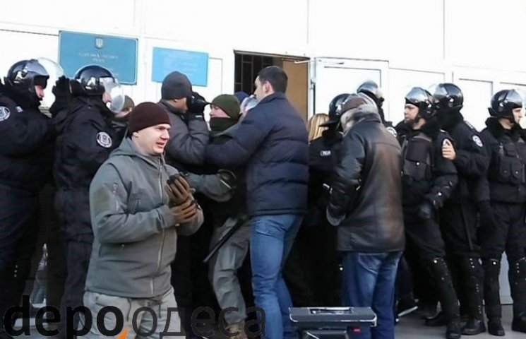 В Одессе активисты пытаются прорваться в…