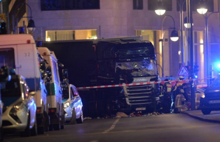 Теракт у Берліні. Вантажівка розчавила л…