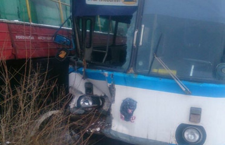 На Донеччині пасажирський автобус зіткну…