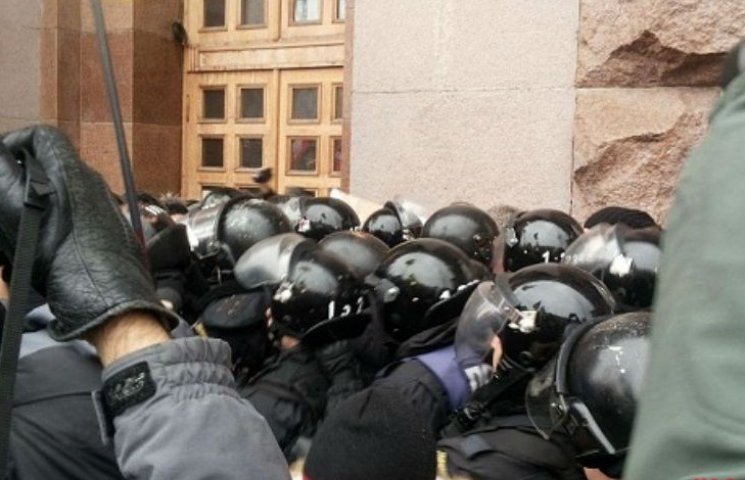 Под резиденцией Кличко начались столкнов…