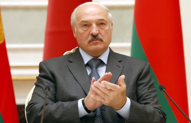 Навіщо Лукашенко масово "саджає" своїх д…