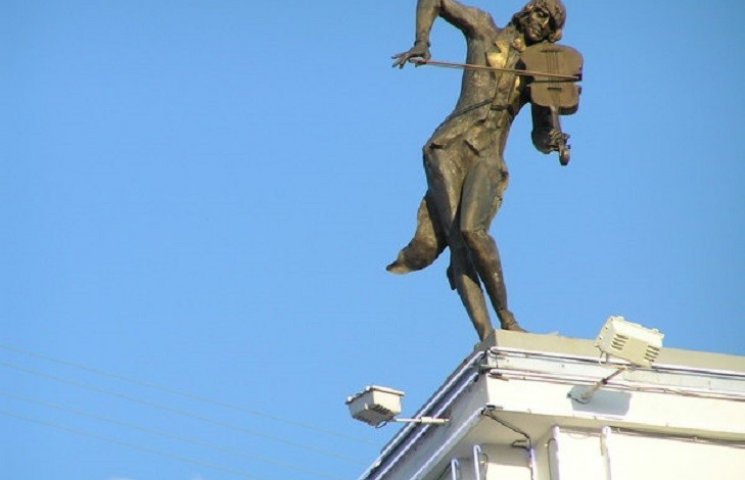 У Харкові легендарна міська скульптура д…