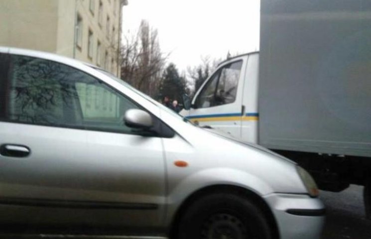 В Ужгороді іномарка вдарилася в автозак…