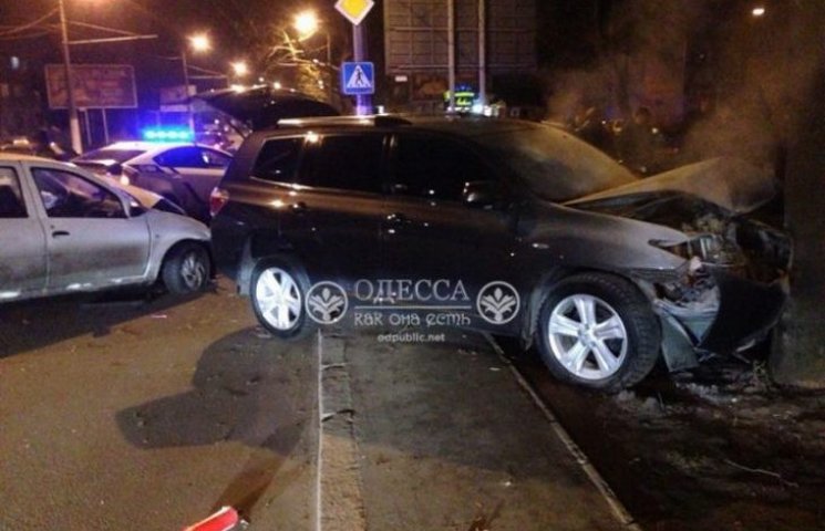 В Одесі автівка протаранила таксі. Є жер…