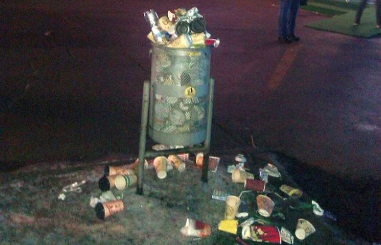 На головній площі Миколаєва росте "смітт…