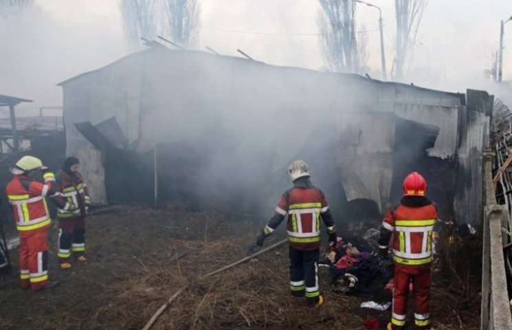 Видео дня: Пожар в крупнейшем киевском с…