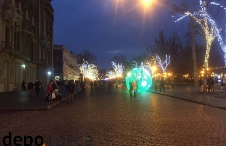 К Новому году Одессу украсили гигантским…