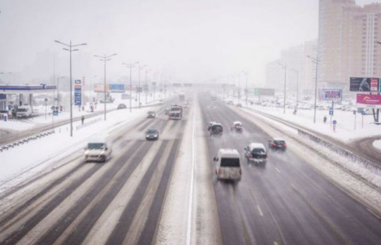 Незважаючи на сніг, Київ оминули вранішн…
