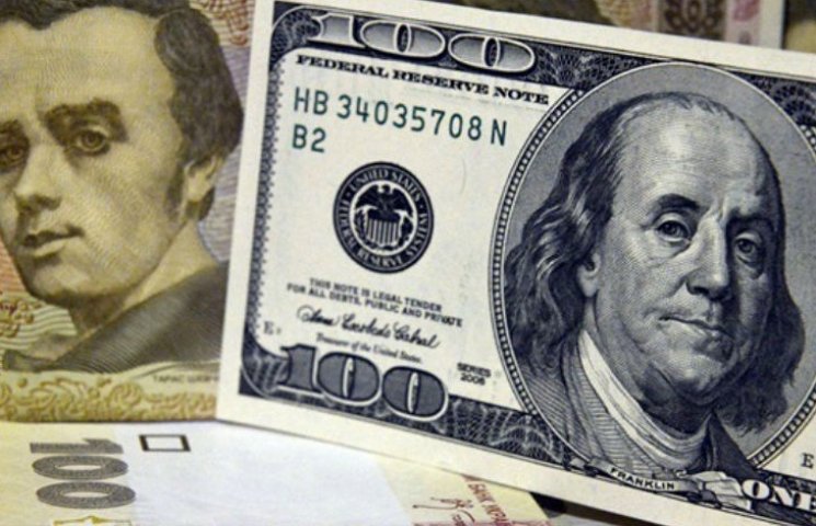 Гривна падает: Доллар в столичных обменн…