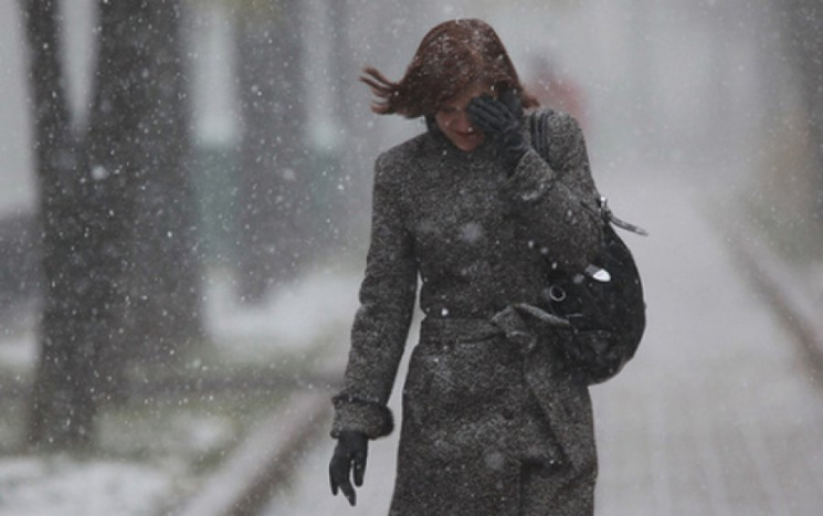 Сильний вітер, мокрий сніг і дощ: Київ к…