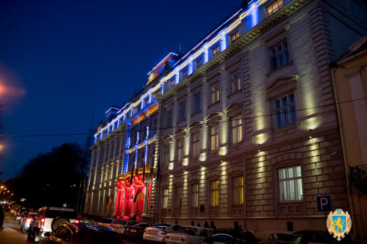 Здание Львовской ОГА подсветили красным…