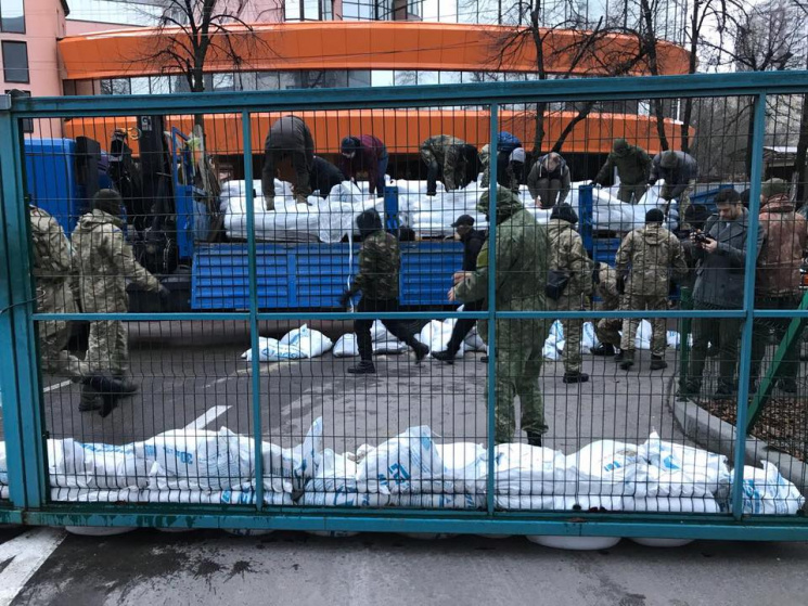 У Києві люди в балаклавах заблокували те…