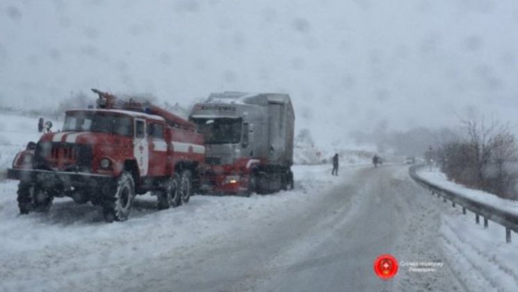 Снігопад на Закарпатті: Техніка рятуваль…