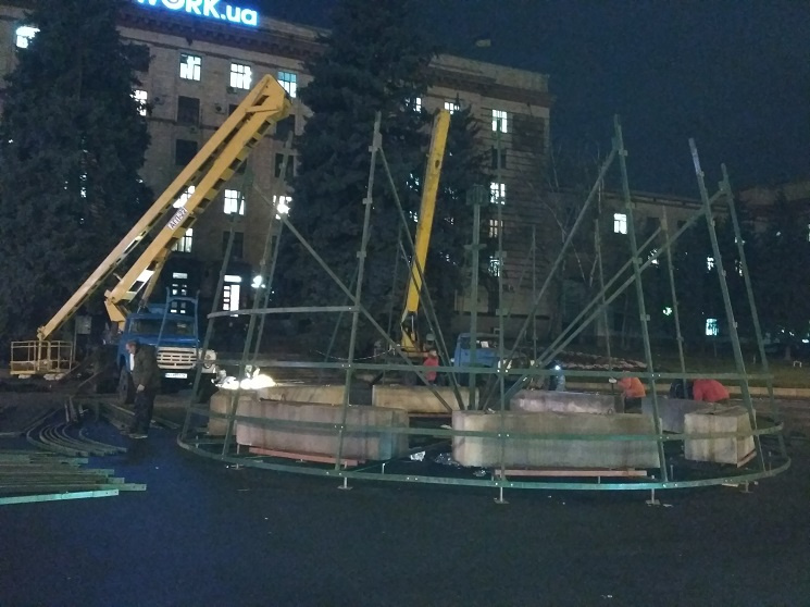 На центральній площі Дніпра монтують нов…