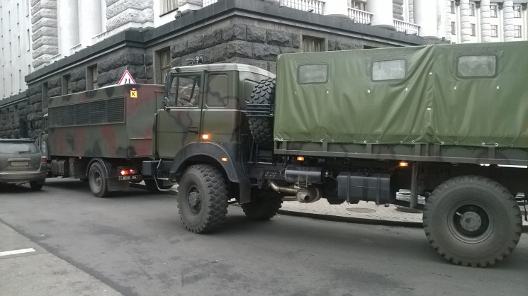 До центру Києва стягують вантажівки Нацг…