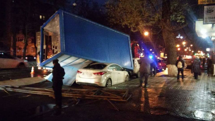 В Киеве огромный МАФ раздавил автомобиль…