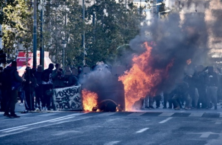 Полиция в Афинах применила против демонс…