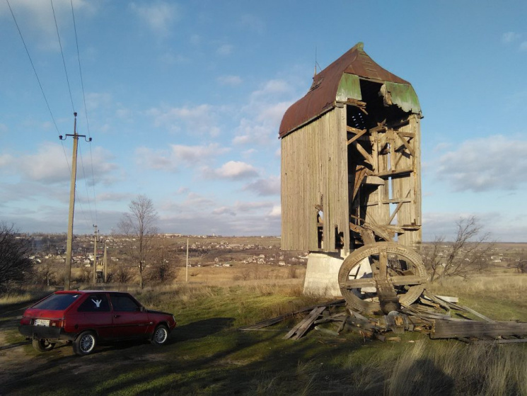 Разрушенную старинную мельницу-ветряк на…