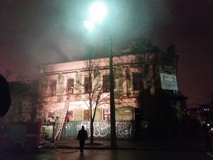 Вночі у центрі Києва палала пам&#039;ятк…