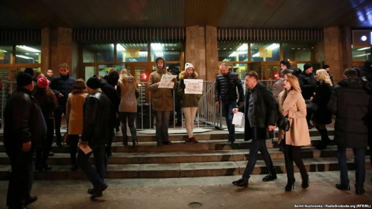 У Києві активісти з кривавими плакатами…