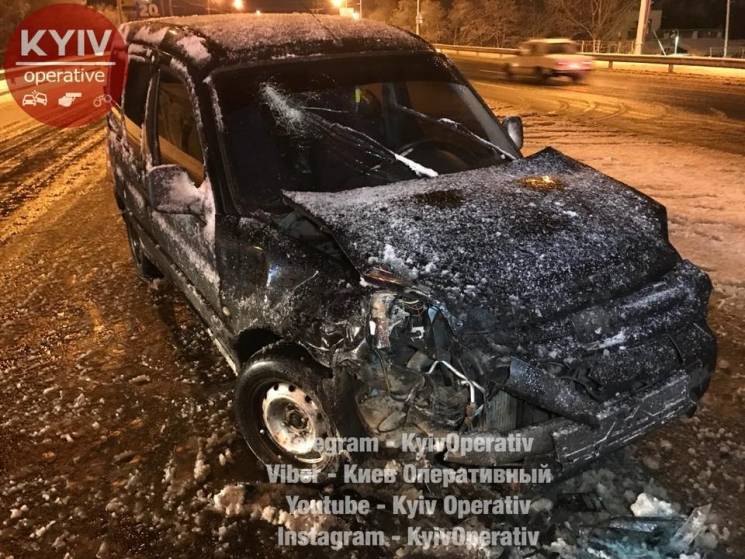 В Киеве снегоуборочная машина протаранил…