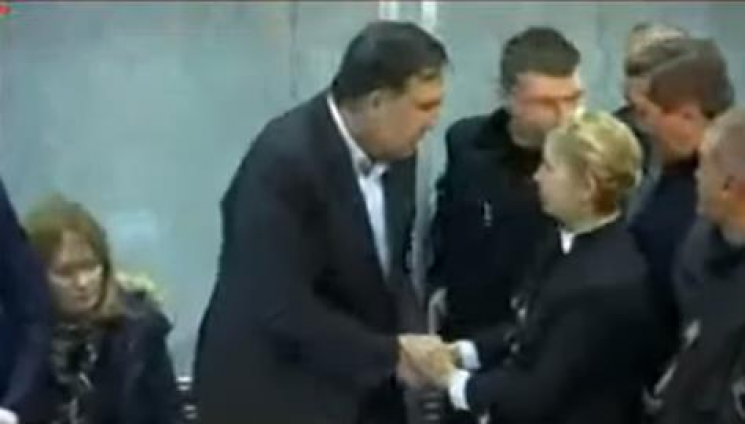 Тимошенко в суде обняла Саакашвили и его…