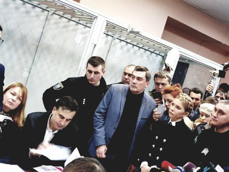 Тимошенко в суді обняла Саакашвілі та йо…
