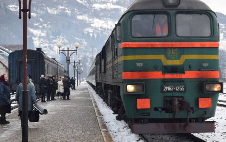 Впервые поезд из Харькова прибыл в Рахов…