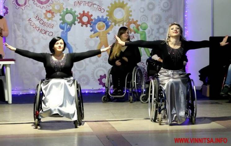 Винничанки с инвалидностью танцуют на ко…