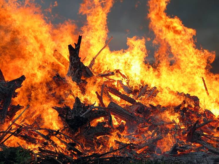 У Києві палають будинки на Русанівських…
