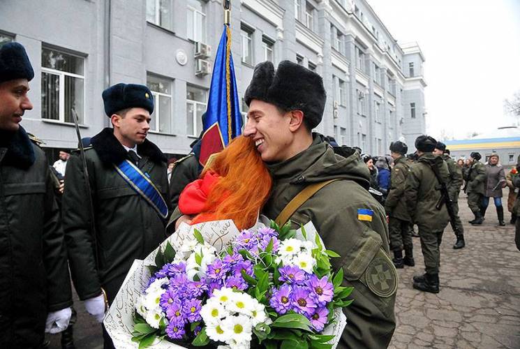 В Харькове гвардеец после присяги на пла…