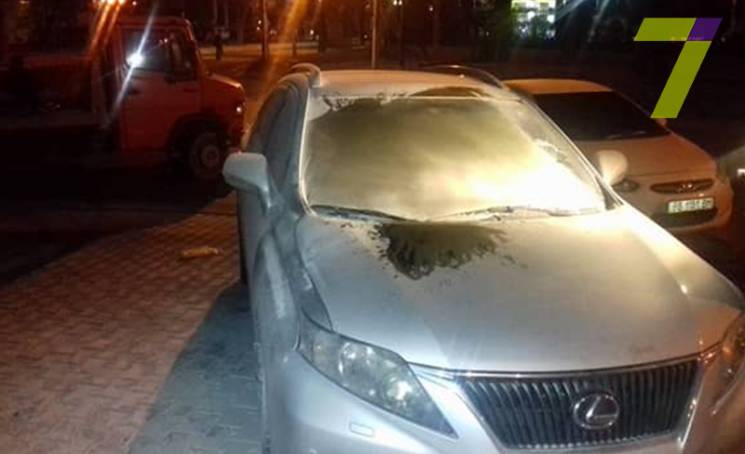 В Одессе едва не сожгли машину чиновника…