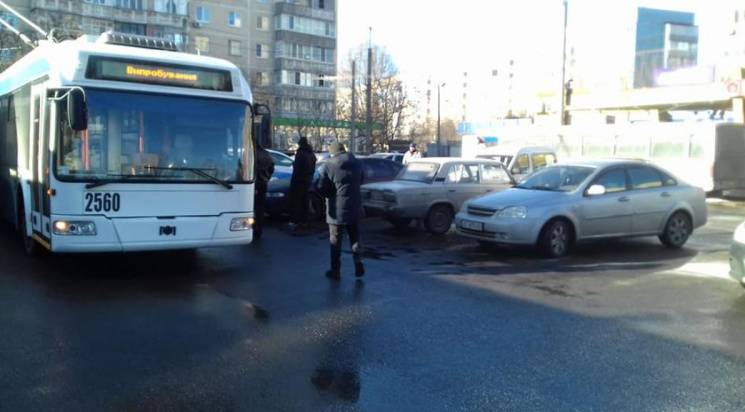 З центру Дніпра запустили тролейбус на ж…