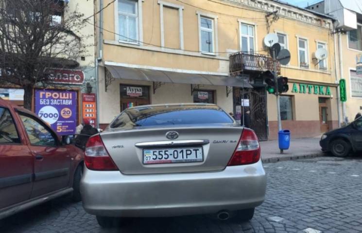Як мер Ужгорода припаркувався на "зебрі"…