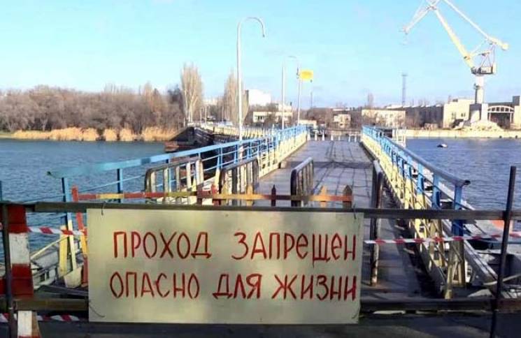У Миколаєві відірвався пішохідний міст ч…