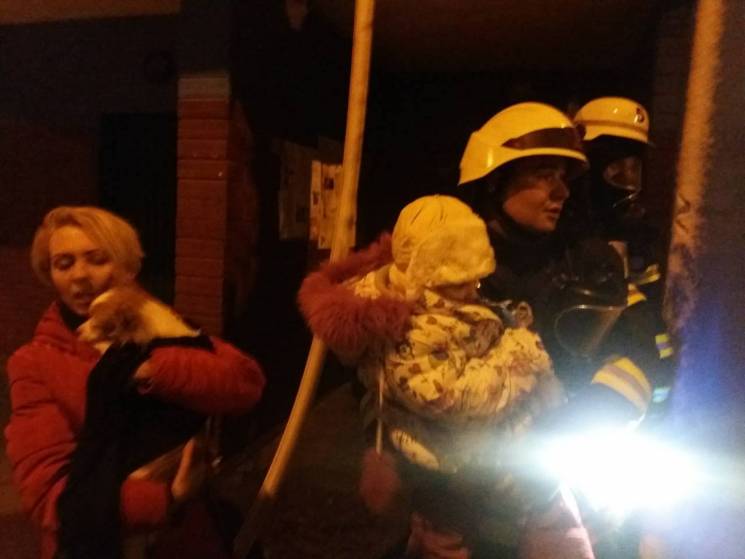В Киеве загорелась многоэтажка, трое дет…