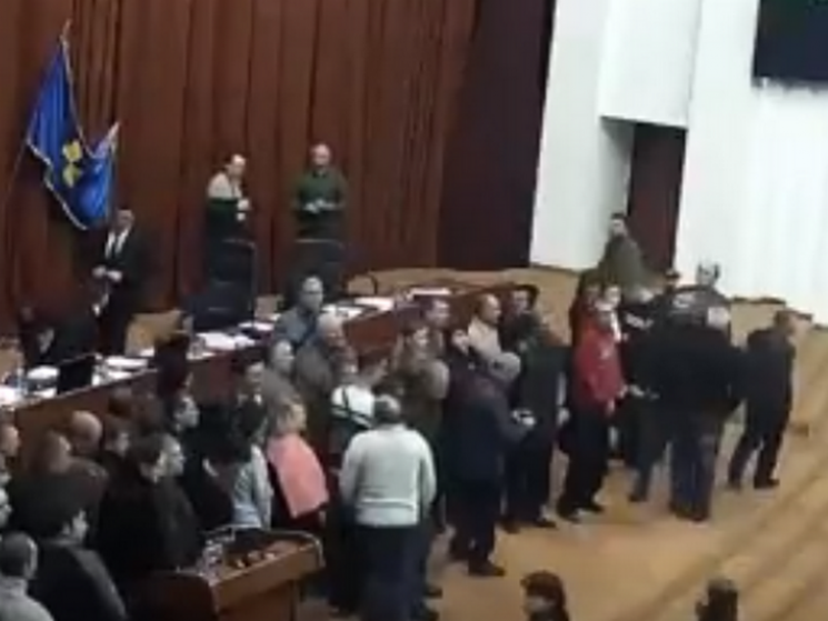 Активісти зірвали сесію Полтавської облр…