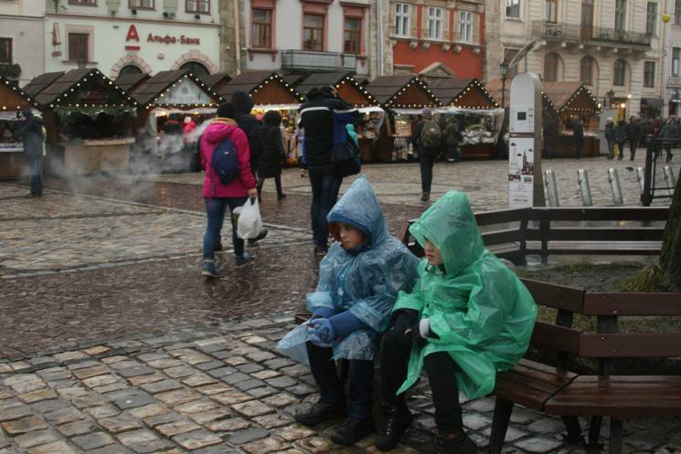 Як туристи у Львові святкують Різдво в д…