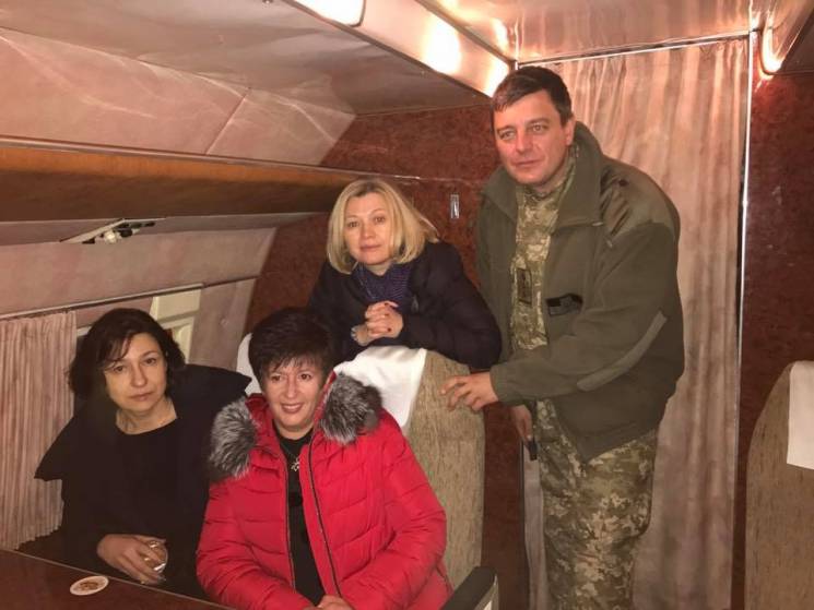 Геращенко и Лутковская вылетели на Донба…