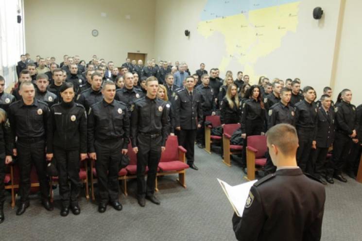 В Ужгороді понад 60 поліцейських присягн…